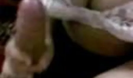 مادر بالغ با عنوان بزرگ فیلم از سایت شهوانی خودش را با انگشتان دست و کیرمصنوعی لگد می زند
