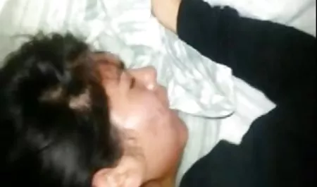کت ویتنی سایت داستانهای شهوانی Pigtail کت و شلوار خود را با اسباب بازی کار می کند